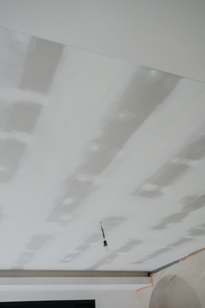 DSC06359 Plafond met plamuurstroken vóór de eindlaag, project Red Gumball