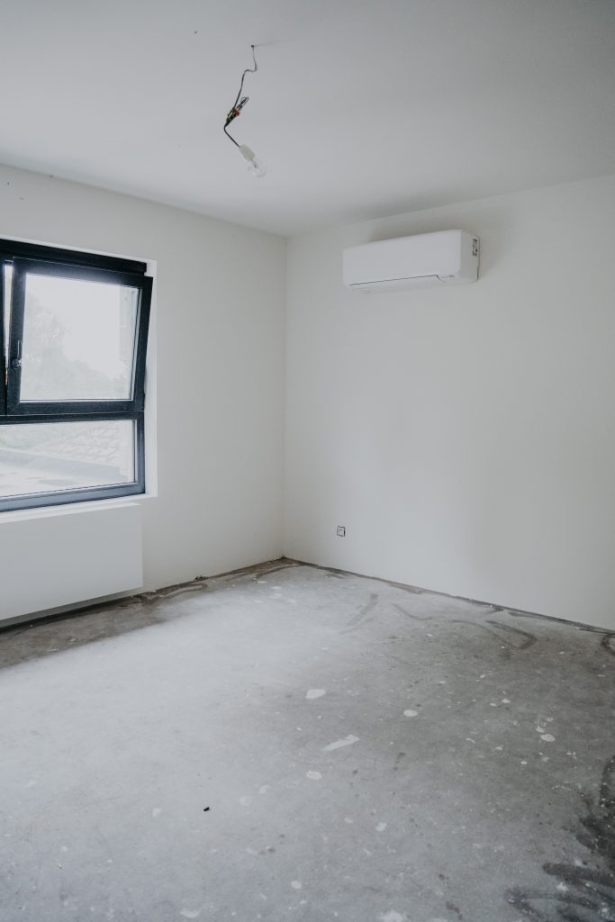 DSC06366 Lege kamer met wit geschilderde muren en airco, project Red Gumball