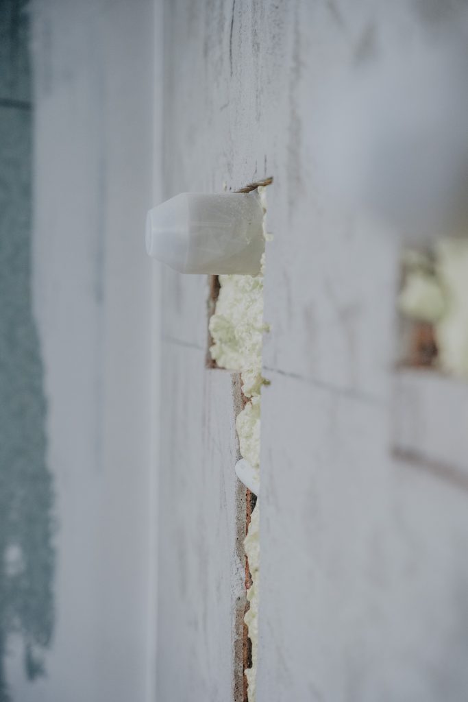 DSC06380 Detail van opgevulde voegen in de wand, project Red Gumball