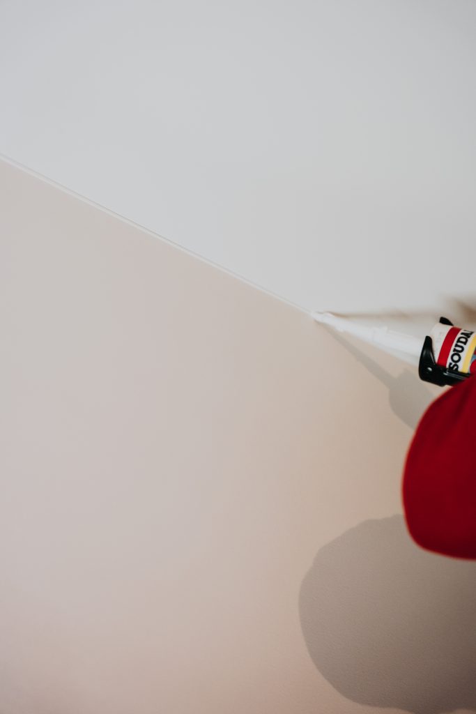 DSC06485 Schilder plakt de wand af met tape, project Red Gumball
