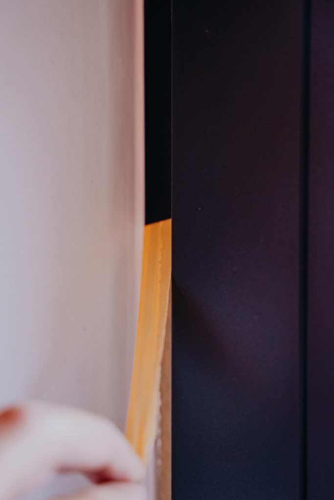 DSC06500 2 Afplakken van het donkere raamkader vóór het schilderen, project Red Gumball