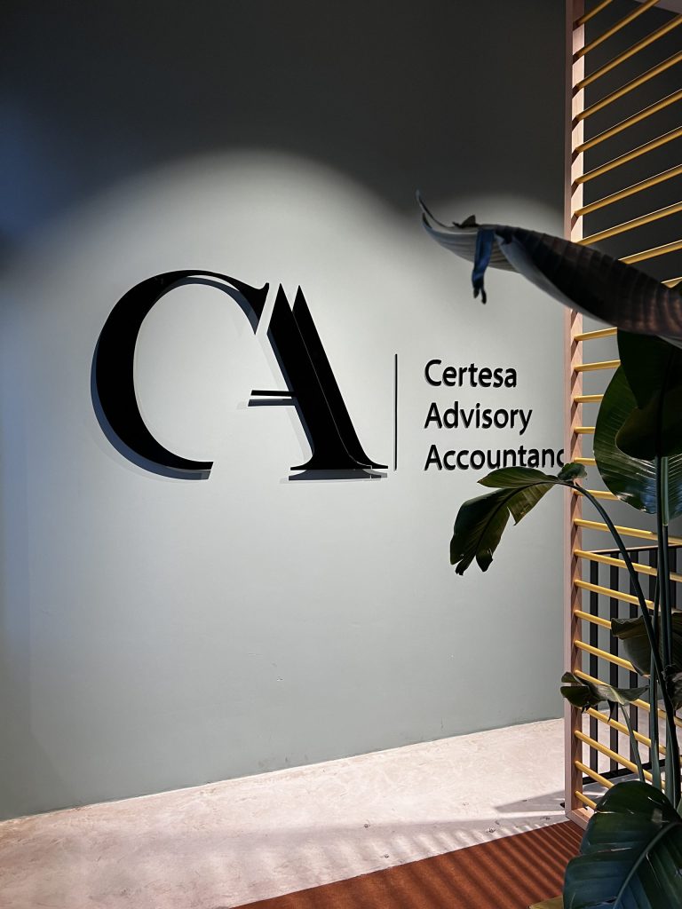 IMG_9194-scaled Kantoormuur in groengrijze olijftint met het logo van Certesa Advisory, project Only Olive