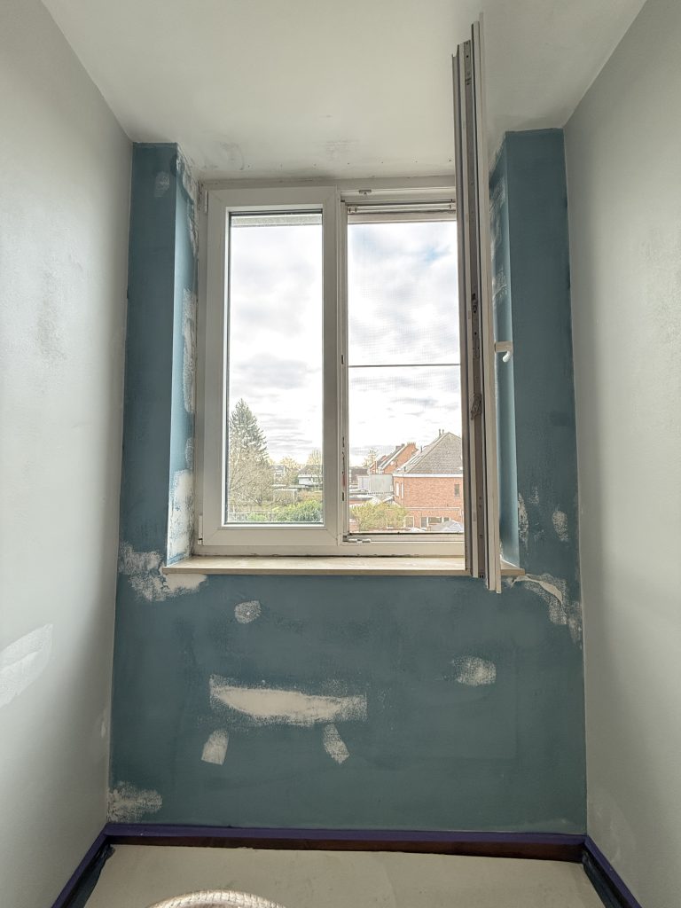 IMG_4329 Kamer met blauwgroene muren en plamuur rond het raam vóór de werken, project Madeliefje