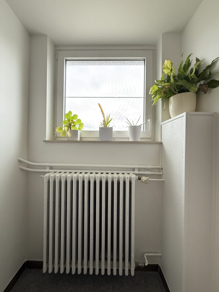 IMG_5138 Overloop met raam en witte radiator na de schilderwerken, project Madeliefje
