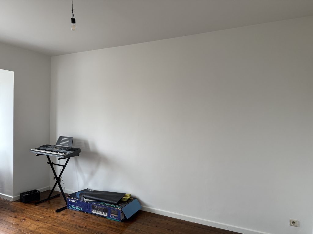IMG_5150 Kamer met egaal wit geschilderde muren en parket, project Madeliefje