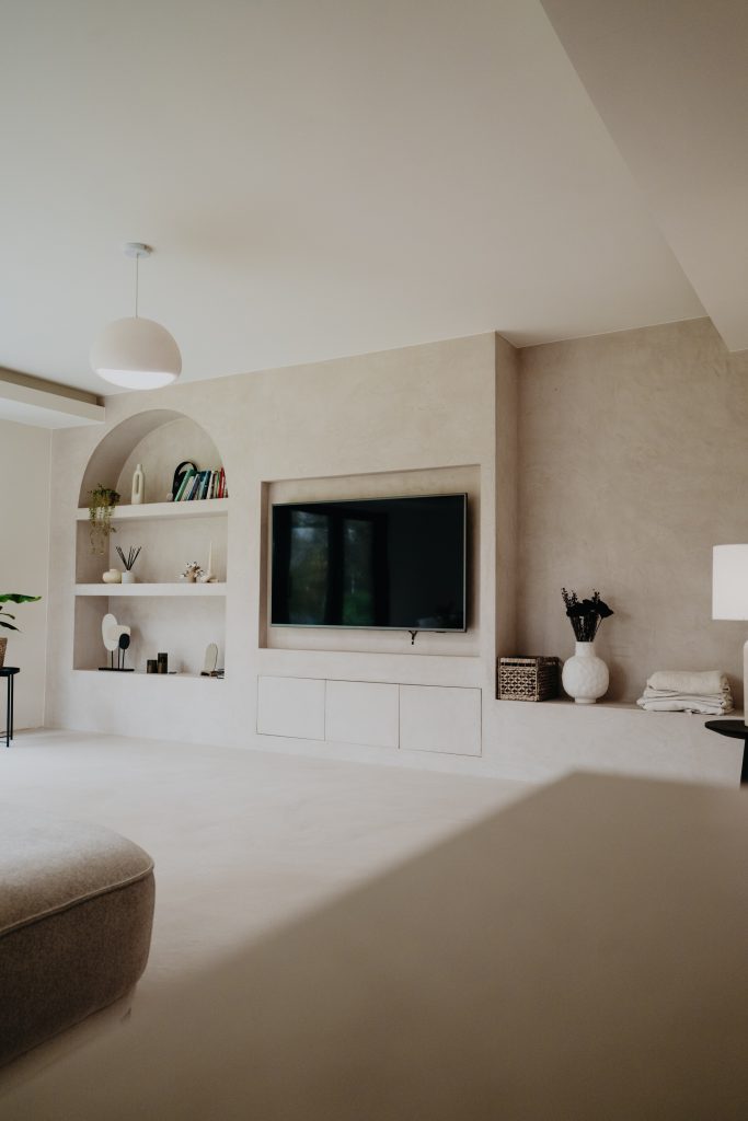 Woonkamer met wanden in Mortex en tv-nis, project Mykonos