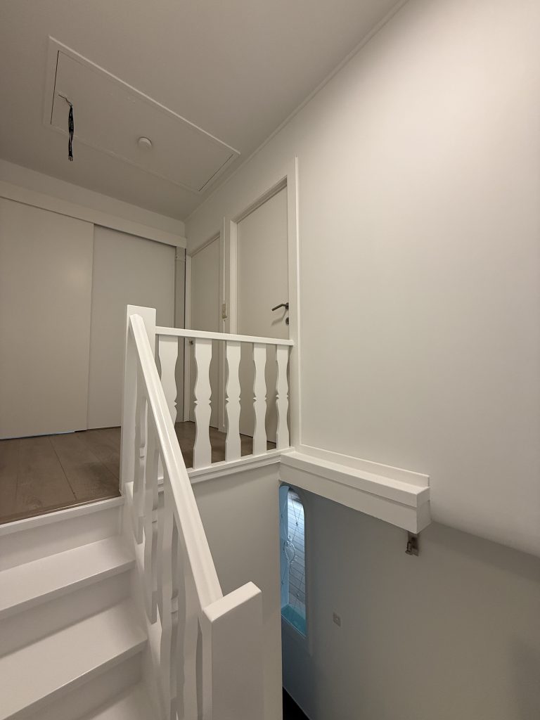 IMG_0238 Traphal met witte balustrade en wanden na de werken, project Pure Matter