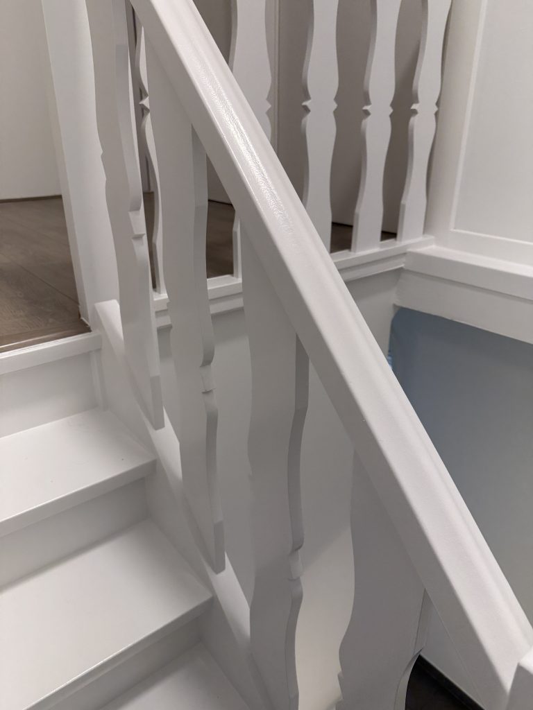 IMG_0245 Witte trapleuning met balusters na de werken, project Pure Matter