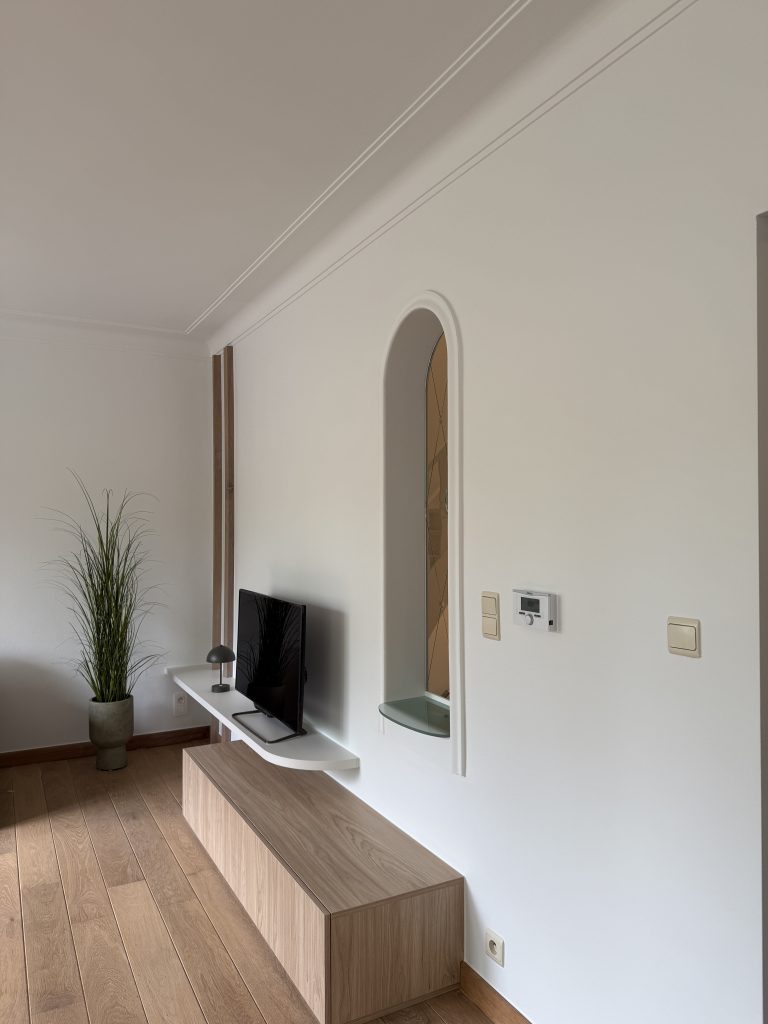 IMG_0269 Wit geschilderde wand met boogvormige nis en tv-meubel, project Pure Matter