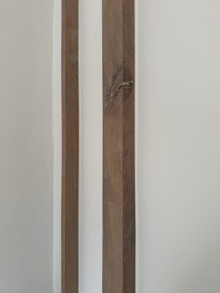 IMG_0270 Detail van houten inlegstroken in een wit geschilderde wand, project Pure Matter
