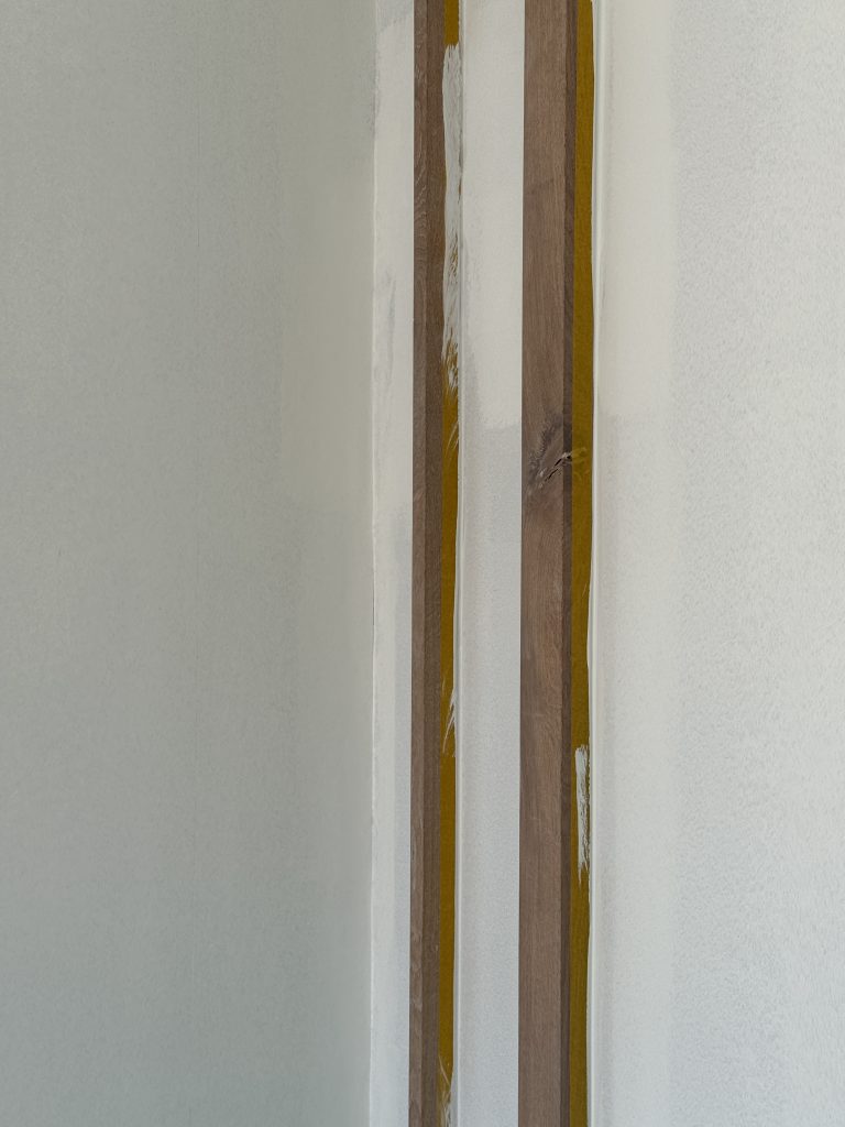 IMG_8907 Houten inlegstrook afgeplakt vóór het schilderen, project Pure Matter