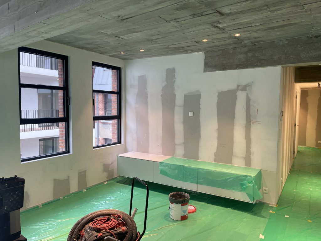IMG_1492 Werf met afgedekte vloer en geplamuurde wanden, project Nova II