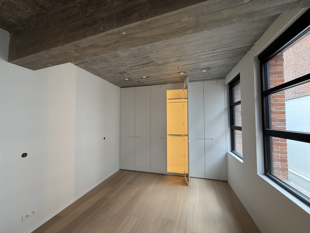 IMG_4081 Kamer met witte wanden, gele deur en betonnen plafond, project Nova II
