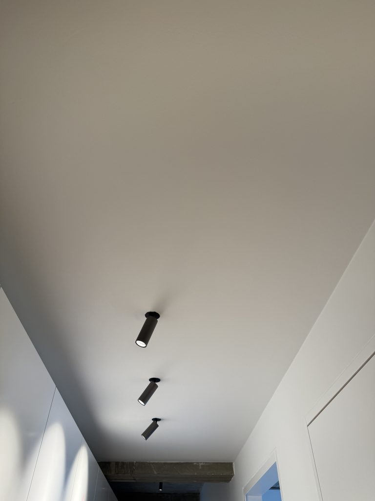 IMG_4097 Wit geschilderd plafond met spots, project Nova II