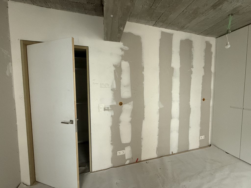 IMG_4480 Geplamuurde wand met deur vóór het schilderen, project Nova II